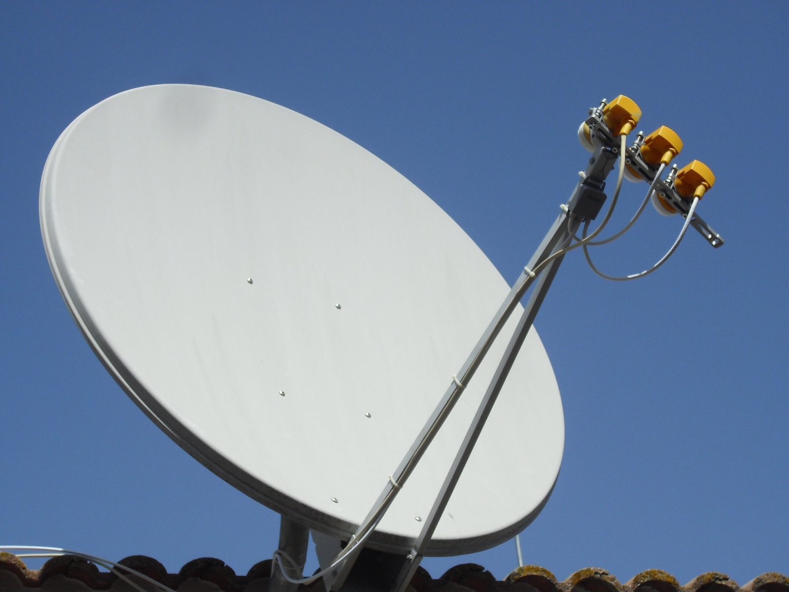 Satellite dish. Спутниковая антенна. Спутниковая тарелка. Параболическая антенна. Мини спутниковая ТВ антенна.